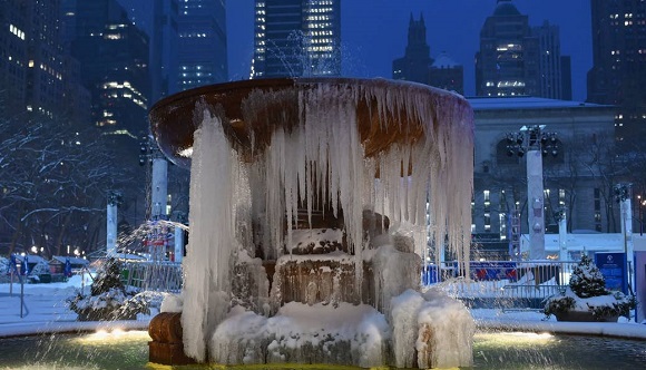 La fuente en el Josephine Shaw Lowell Memorial quedó cubierta de hielo, en Nueva York. Foto: Angela Weiss / Getty Images.