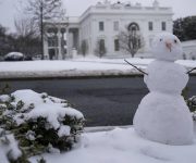 Un muñeco de nieve en la Casa Blanca. Foto: Evan Vucci / AP.