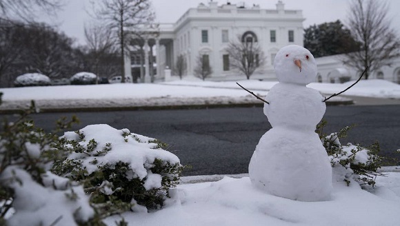 Un muñeco de nieve en la Casa Blanca. Foto: Evan Vucci / AP.