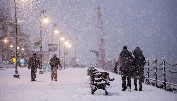 Las personas pasean durante la fortísima nevada en Navy Yard, en Boston. Foto: Joseph Prezioso / Getty Images.