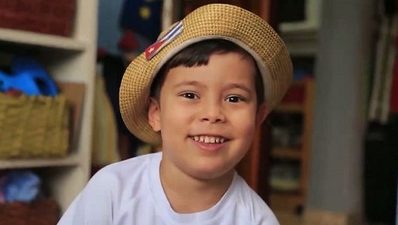 Lucas Baños Alvariño, el niño que encarna el personaje de Chamaquili, protagonista del libro Chamaquili y la pandemia, de Alexis Díaz Pimienta, llevado al audiovisual y proyectado en la TV cubana. Foto: La Jiribilla.