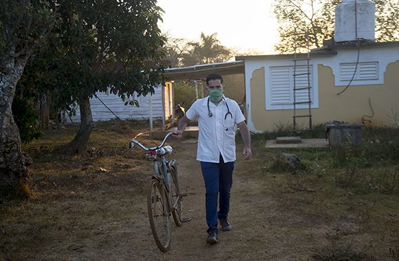 Gabriel Piñeiro, joven estudiante de cuarto año de Medicina, en labores de pesquisaje en su comunidad. Foto: Ismael Francisco/ Cubadebate.