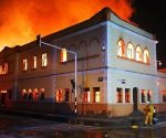 Las llamas han arrasado buena parte del tejado y el segundo piso de la institución judicial de Tuluá. Foto: tomada de La Razón.co