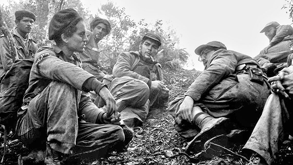 El Che junto a Fidel y otros compañeros en la Sierra Maestra. Foto: Archivo.