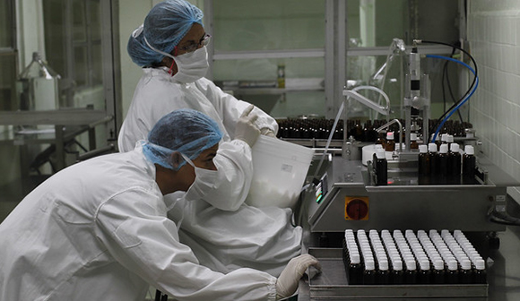 Proceso productivo en el Centro de Ingeniería Genética y Biotecnología (CIGB). Foto: Granma.