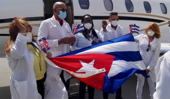 Doctor Andrés José Quesada Vazquez junto a los demás integrantes de la misión médica en Anquila. Foto: Ismael Francisco/ Cubadebate.