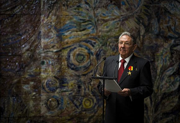 Raúl realiza una intervención tras la condecoración con la Orden de la Estrella Dorada en 2018. Foto: Irene Pérez/ Cubadebate.