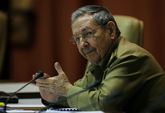 Raúl durante la sesión plenaria de la Asamblea Nacional del Poder Popular en diciembre de 2014. Foto: Irene Pérez/ Cubadebate.