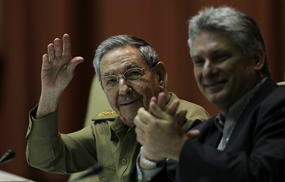 Raúl y Díaz-Canel durante la sesión plenaria de la Asamblea Nacional del Poder Popular en diciembre de 2014. Foto: Irene Pérez/ Cubadebate.