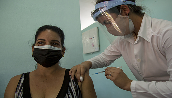 Thalia Rivero, estomatóloga, vacuna con Abdala a una paciente , en el Consultorio #17 de Río Verde, Boyeros, La Habana. Foto: Ismael Francisco/ Cubadebate.