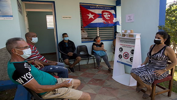 Vacunación con Abdala en el Consultorio #17 de Río Verde, Boyeros, La Habana. Foto: Ismael Francisco/ Cubadebate.