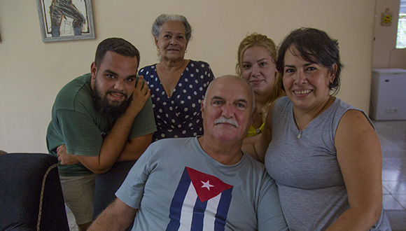 Orlando Cardoso Villavicencio junto a su familia. Foto: Ismael Francisco/ Cubadebate.