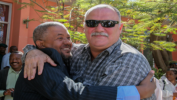 Orlando Cardoso Villavicencio, abraza a su compañero de prisión, el etíope, Assegid (ya fallecido), cuando regresa de visita a Etiopía. Foto: Ismael Francisco/Cubadebate.