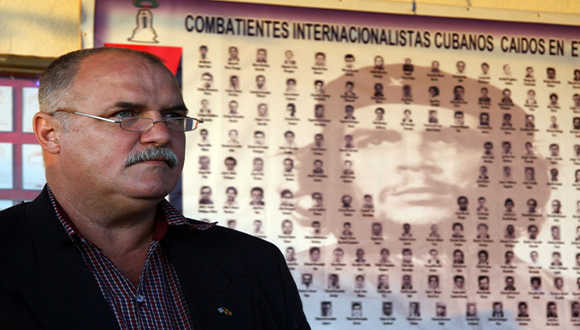 Villavicencio pronuncia un discurso en homenaje a los internacionalistas cubanos caídos en combate durante la guerra de liberación de Etiopía. Foto: Ismael Francisco/ Cubadebate.