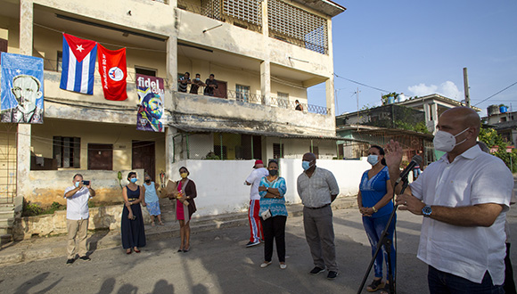 Aylín recibe muestras de afecto y respeto en un encuentro de barrio convocado por la dirección nacional de los CDR. Foto: Ismael Francisco/ Cubadebate.