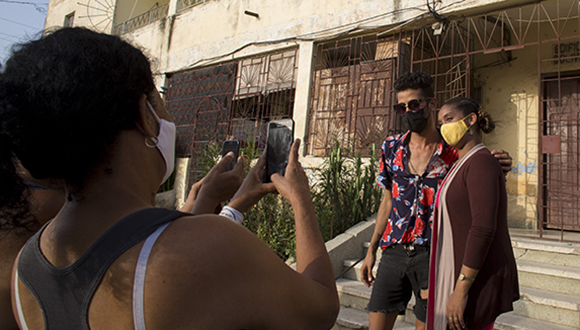 Jóvenes del barrio se hacen fotos con "la mulata que atormenta las tormentas", como ahora la nombran algunas personas. Foto: Ismael Francisco/ Cubadebate.