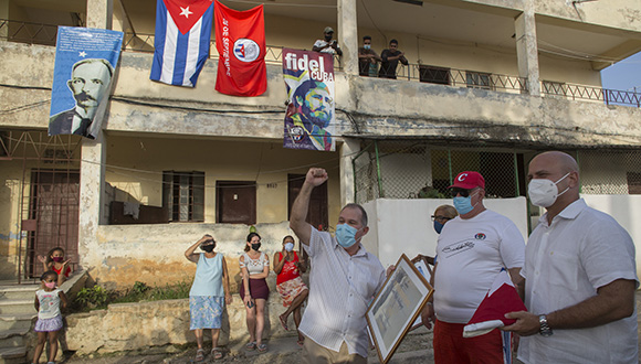 La UEB "Cubiza Habana", el Minagri y los CDR también reconocieron a Pepe Mejías, en representaciñon de la prensa cubana. Foto: Ismael Francisco/ Cubadebate.