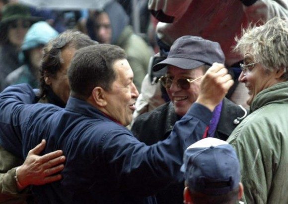 Chávez junto a Silvio Rodríguez y Amaury Pérez durante la Cumbre de los Pueblos, en Mar del Plata, Argentina. Foto: Ismael Francisco/ Cubadebate