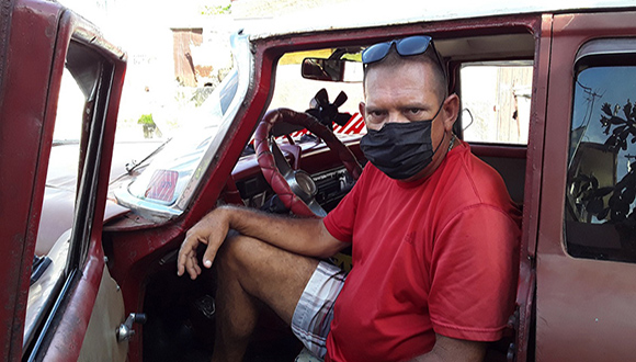 Sergio Carpio Caraballo, otro chofer devenido en voluntario, tiene entre sus misiones transportar los bulbos de la vacuna cubana "Abdala". Foto: Roberto Jesús Hernández Hernández/ ACN.