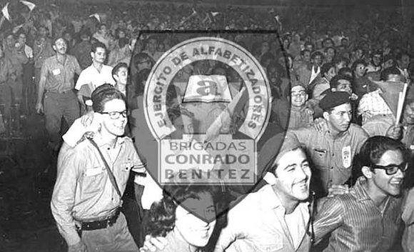 Jóvenes cubanos de las brigadas de alfabetización "Conrado Benítez". Foto: Archivo.