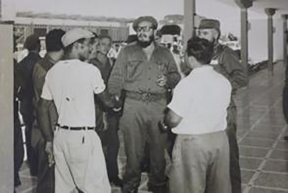 Fidel saluda a trabajadores del central “Francisco Castro Ceruto”, de Campechuela; quienes obtuvieron en 1961 el primer lugar en la gran emulación azucarera por el trofeo “Jesús Menéndez”. Foto: Archivo.
