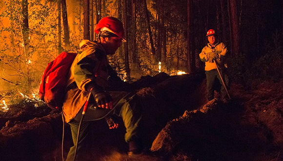 Bomberos extinguen un incendio forestal en la república de Sajá (Rusia), el 17 de julio de 2021. Foto: Sputnik.