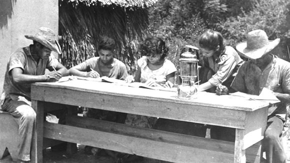 Campesinos de la Ciénaga de Zapata alfabetizados a la luz de un farol chino. Foto: ACN. 