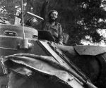 Fidel observa desde un tanque Sherman el buque mercenario Houston en Playa Larga, el 17 de abril de 1961. Foto: Prensa Latina/ Sitio Fidel Soldado de las Ideas.
