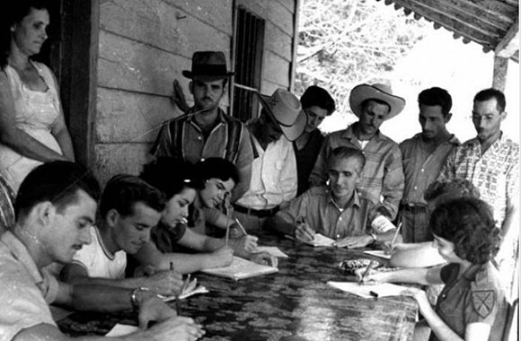 Alfabetizadores enseñan a campesinos a leer y a escribir. Foto: Archivo del diario Granma.