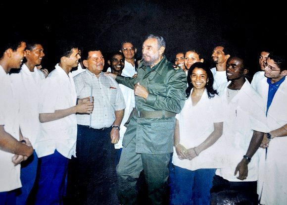 Para Fidel lo más importante era crear en los médicos su consagración total al más noble y humano de los oficios: salvar vidas y preservar salud. Foto: Fidel Soldado de las Ideas.