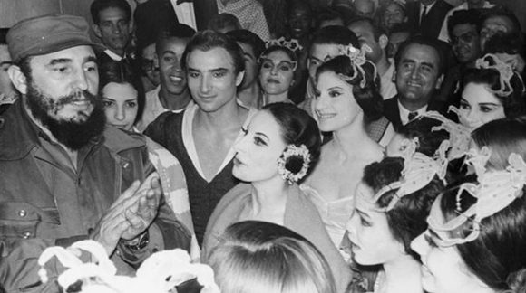 Fidel Castro conversa con Alicia Alonso, y demás integrantes del Ballet Nacional de Cuba, después de la presentación del ballet Giselle, que se efectuó en el Teatro de la Central de Trabajadores de Cuba. Foto: Archivo