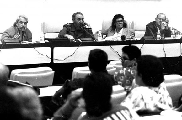 Fidel en el VI Congreso de la Uneac, junto a Abel Prieto, Carlos Martí y Miguel Barnet. Foto: Amhed Velázquez.