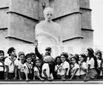 Fidel con alumnos cubanos en la Plaza de la Revolución. Foto: Archivo.