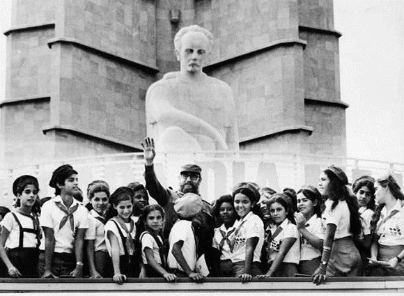 Fidel con alumnos cubanos en la Plaza de la Revolución. Foto: Archivo.
