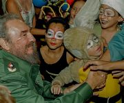 "¡Gracias, porque ustedes me han regalado el sudor de su juego, en colores, y me lo llevo en mi cara para mi casa!", le dijo Fidel a los niños que protagonizaron la gala de clausura del Segundo Congreso Pioneril. Foto: Cortesía del entrevistado.