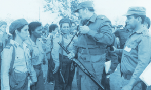 Fidel junto a féminas cubanas que reciben preparación militar. Foto: Archivo de la Casa Editorial Verde Olivo.