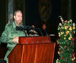 Fidel en el acto de homenaje a Chávez en el Aula Magna de la Universidad de La Habana, el 14 de diciembre de 1994. Foto: Archivo.