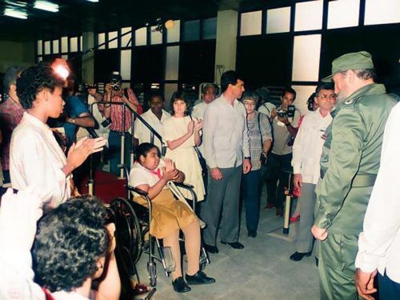 Inaugura la escuela especial “Solidaridad con Panamá” para niños con limitaciones físicos motoras en el Reparto Fontanar, 31 de diciembre de 1989. Foto: Estudios Revolución/ Sitio Fidel Soldado de las Ideas.