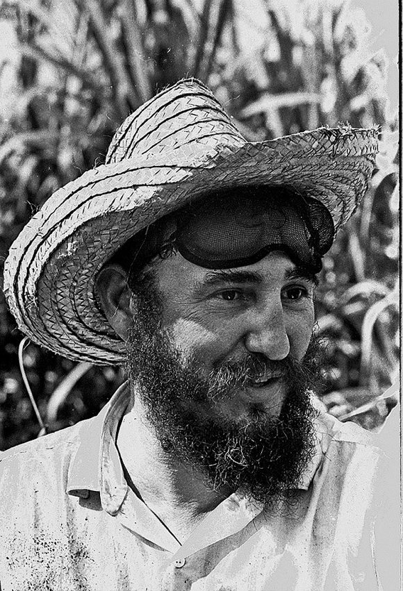 Fidel en el corte de caña, Camagüey, 14 de abril de 1965. Foto: Jorge Oller Oller. 