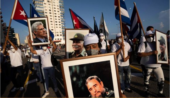 Cubanos asisten a manifestación en muestra de apoyo a la revolución cubana, en La Habana, 17 de julio de 2021. Eliana Aponte | AP