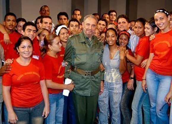 Fidel junto a un grupo de trabajadores sociales en la Mesa Redonda. Foto: Ismael Francisco/ Cubadebate.