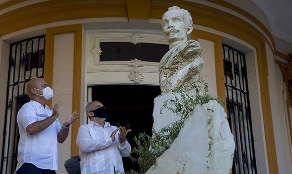 Gerardo y el creador de la obra, Andrés González, develaron el monumento erigido a Martí en la sede nacional de los CDR. Foto: Ismael Francisco/ Cubadebate.