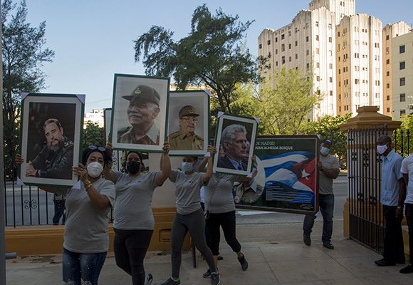 Trabajadores de la Empresa Cubiza asaltaron la sede nacional de los CDR para reconocer la labor de la organización en su aniversario 61. Foto: Ismael Francisco/ Cubadebate.
