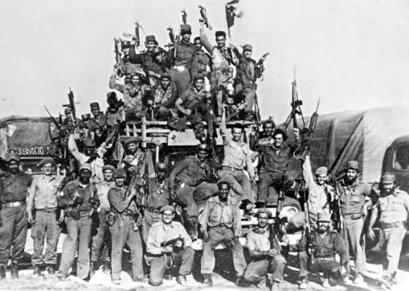 Las milicias y combatientes de Playa Girón con la victoria. Foto: Archivo.