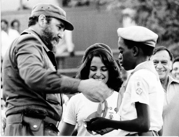 Fidel, muy cercano siempre, a los pioneros y maestros. Foto: Archivo de Granma.