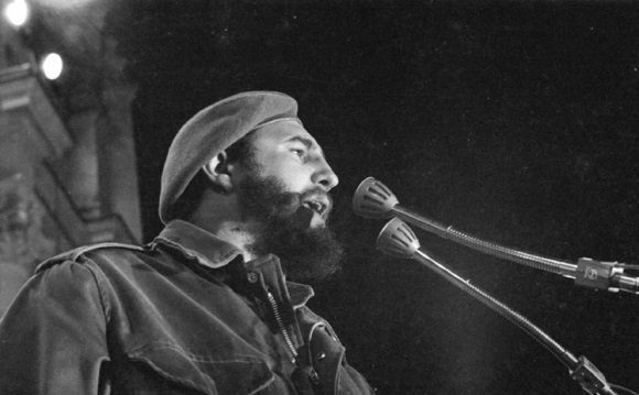 Fidel preside el acto de recibimiento a los milicianos que regresan del acuartelamiento de 20 días, motivado por la posibilidad de agresión a Cuba durante el cambio de poderes en los Estados Unidos. Foto: Archivo Sitio Fidel Soldado de las Ideas.