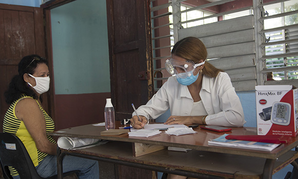 Vacunación a convalecientes de Covid-19, con la vacuna Soberana Plus, en la secundaria básica Briones Montoto del muncipio Cerro, en La Habana. Foto: Ismaael Francisco/ Cubadebate.