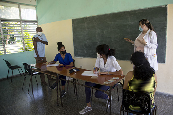 Vacunación a convalecientes de Covid-19, con la vacuna Soberana Plus, en la secundaria básica Briones Montoto del muncipio Cerro, en La Habana. Foto: Ismaael Francisco/ Cubadebate.
