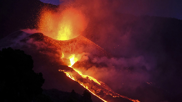 La lava fluye desde volcán de la isla canaria de La Palma, España, el 2 de octubre de 2021. Daniel Roca/ AP.