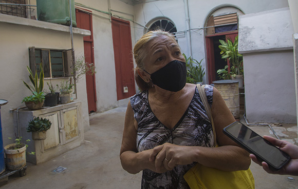 María Rosales Ávila, vecina de la ciudadela ubicada en Reina #308, en Centro Habana. Foto: Ismael Francisco/ Cubadebate.